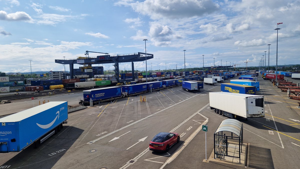 We visited the upgraded intermodal terminal in Bettemboug- Dudelange financed by #CEFTransport 🇱🇺

🆕4 zero-emission terminal tractors
🆕zero emission gantry crane 
🆕IT solutions 

are making terminal operations more efficient &amp; sustainable 💚

More #EU👉europa.eu/!6YBXdy