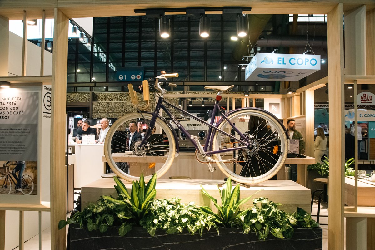 📸 Esta bici de <a href="/velosophySthlm/">Vélosophy Cycles</a> x <a href="/NespressoES/">Nespresso España</a> sorprendió en la pasada edición: fabricada con 600 cápsulas recicladas.

♻️ Hostelería y sostenibilidad pedalean en la misma dirección.

📆 #HyT del 2 al 4 de febrero de 2026 en <a href="/Fycma/">Fycma</a>.

#hostelería #Turismo #Innovación #tech