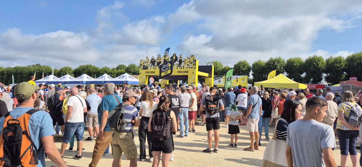 Étape <a href="/LeTourFemmes/">Le Tour de France Femmes avec Zwift</a> entre Saumur et Poitiers.
2 stands <a href="/RoutePlusSure/">Sécurité routière</a> LRSP.
Les coordinations <a href="/Prefet49/">Préfet de Maine-et-Loire 🇫🇷🇪🇺</a> et <a href="/Prefet86/">Préfet de la Vienne</a> ont ouvert leur stand respectif.
Saumur dans la fan zone et Poitiers à 50m de la ligne d'arrivée. 
A bientôt.