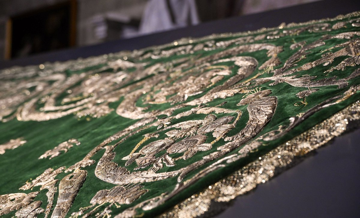 🔹️Así ha quedado el manto verde de la Virgen de los Reyes tras la restauración del taller de Sucesores de Elena Caro