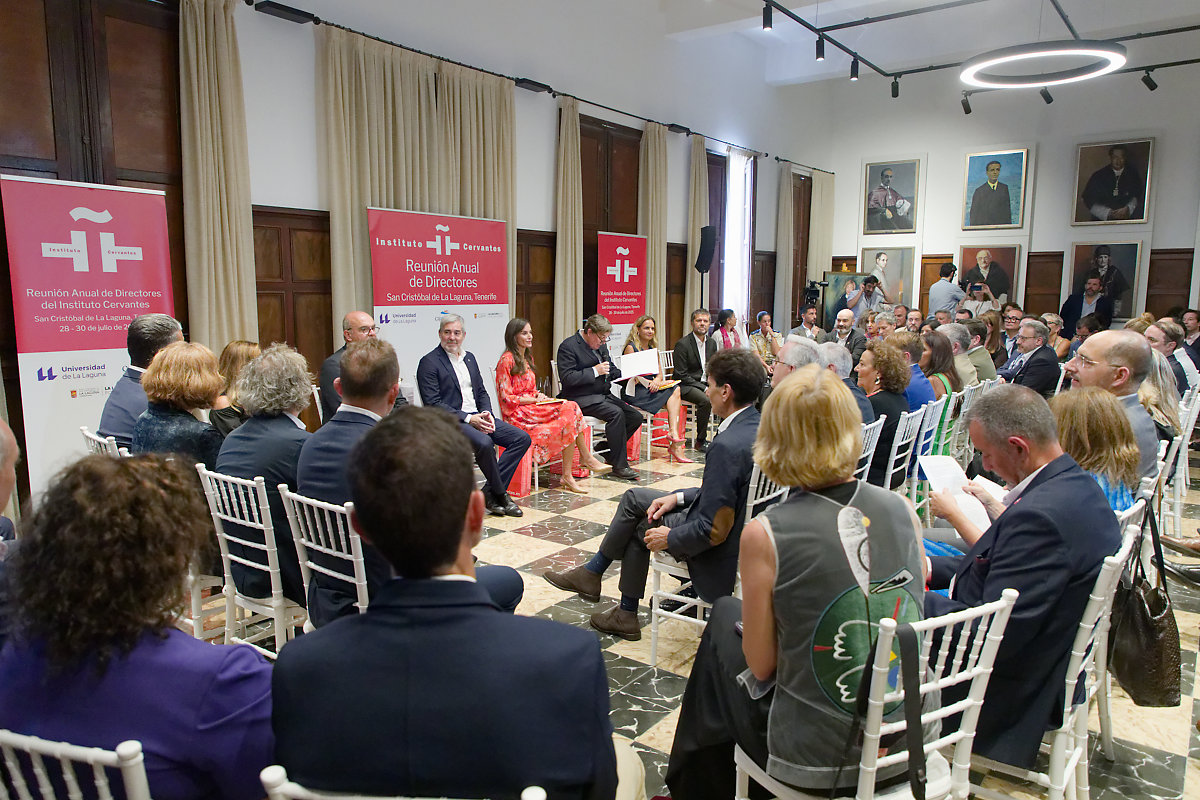 fg_ull's tweet image. 📍 La #ULL acoge por primera vez la Reunión Anual del Instituto Cervantes, con más de 70 directores de centros en todo el mundo.
💬 La Reina presidió ayer la jornada inaugural y defendió el español como «herramienta de seducción».
Más info 👉 t.ull.es/24ky