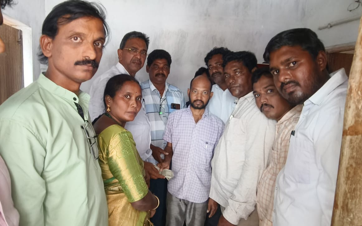 నిన్న యు.కొత్తపల్లి మండలంలో CMRF చెక్కులు లబ్ధిదారుల ఇంటికి  వెళ్లి అందించే కార్యక్రమంలో భాగంగా  మూలపేటలో జన సైనికుడు మోరుకూర్తి శివ అనారోగ్యంతో బాధపడుతున్నాడని తెలిసి ఇంటికి వెళ్లి ఆరోగ్య పరిస్థితి తెలుసుకుని పవన్ కళ్యాణ్ గారు 5000 రూపాయలు ఆర్థిక సహాయం అందించిన మర్రెడ్డి..