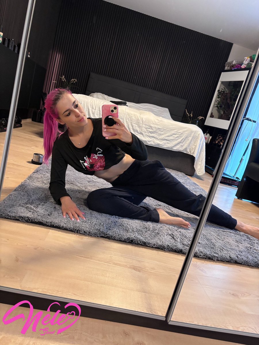 Manchmal ist der Spiegel der beste Yogapartner 🧘‍♀️🪞
Einatmen. Ausatmen. Loslassen.