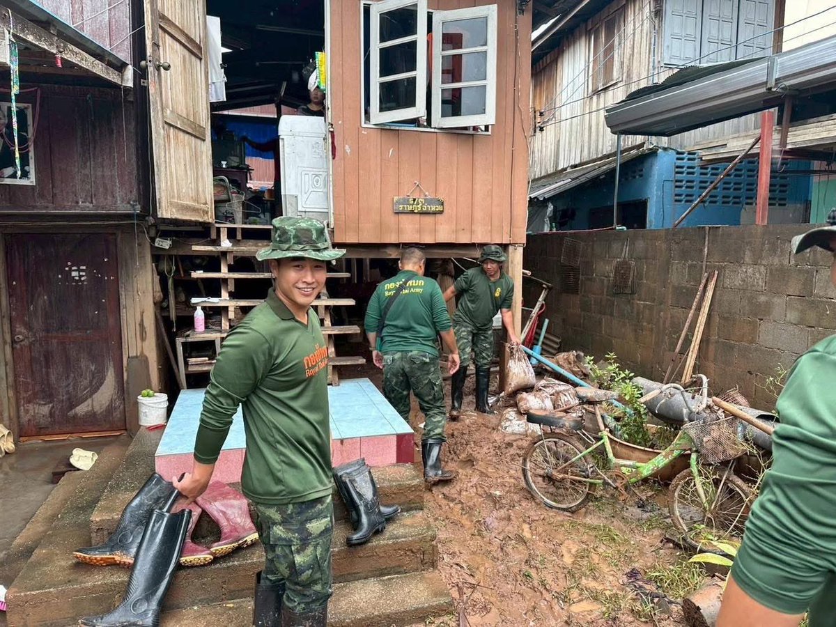 armypr_news's tweet photo. 💂ช่วยเหลือประชาชนหลังน้ำลด ฟื้นฟูและทำความสะอาดบ้านเรือนที่ได้รับผลกระทบ 🧹💦

#มณฑลทหารบกที่38 ได้จัดกำลังพลชุดปฏิบัติบรรเทาสาธารณภัย จาก มณฑลทหารบกที่38 ลงพื้นที่ให้ความช่วยเหลือประชาชนในเขตชุมชนอำเภอเมือง จังหวัดน่าน โดยได้เข้าดำเนินการ ฟื้นฟูและทำความสะอาดบ้านเรือน ซึ่งได้รับผลกระทบจากสถานการณ์อุทกภัยที่ผ่านมา โดยเฉพาะการเคลื่อนย้ายสิ่งของมีน้ำหนักมากภายในบ้าน เพื่อคืนสภาพความเป็นอยู่ให้กลับมาใกล้เคียงปกติโดยเร็วที่สุด

#RTA  #กองทัพบก  #กองทัพภาคที่3 #ทหารเป็นที่พึ่งของประชาชนในทุกโอกาส