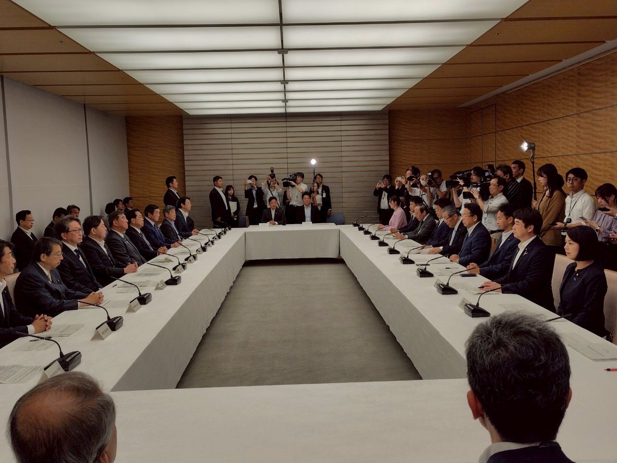 tomonoh_rio's tweet photo. 選挙も終わり通常運転の毎日です。
今日は公務レクが沢山。孤独孤立対策、子育て政策、国際保健などなど。
午後には官邸で会議も。

その合間に政務でミーティング。厚労省と。
訪問看護の安全対策。継続の取り組みです。進捗を確認し、意見交換。

皆さまからお預かりした訪問看護の課題も共有。処遇改善、管理者の要件、24時間対応の代行業者の問題など。
一歩一歩、課題解決に努めてまいります！