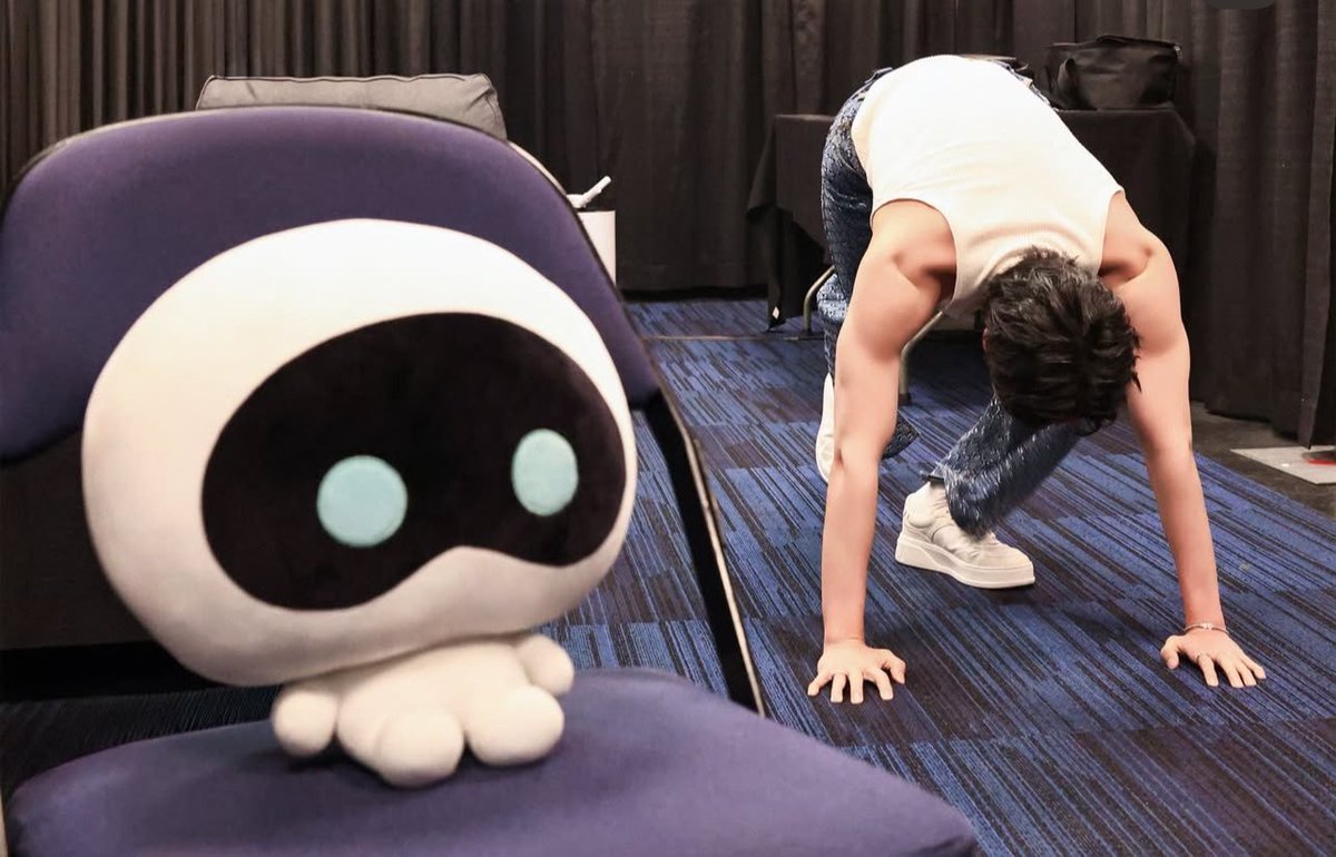 seokqute's tweet image. AINT NOBODY LOOKING AT MICKEY MOUSE