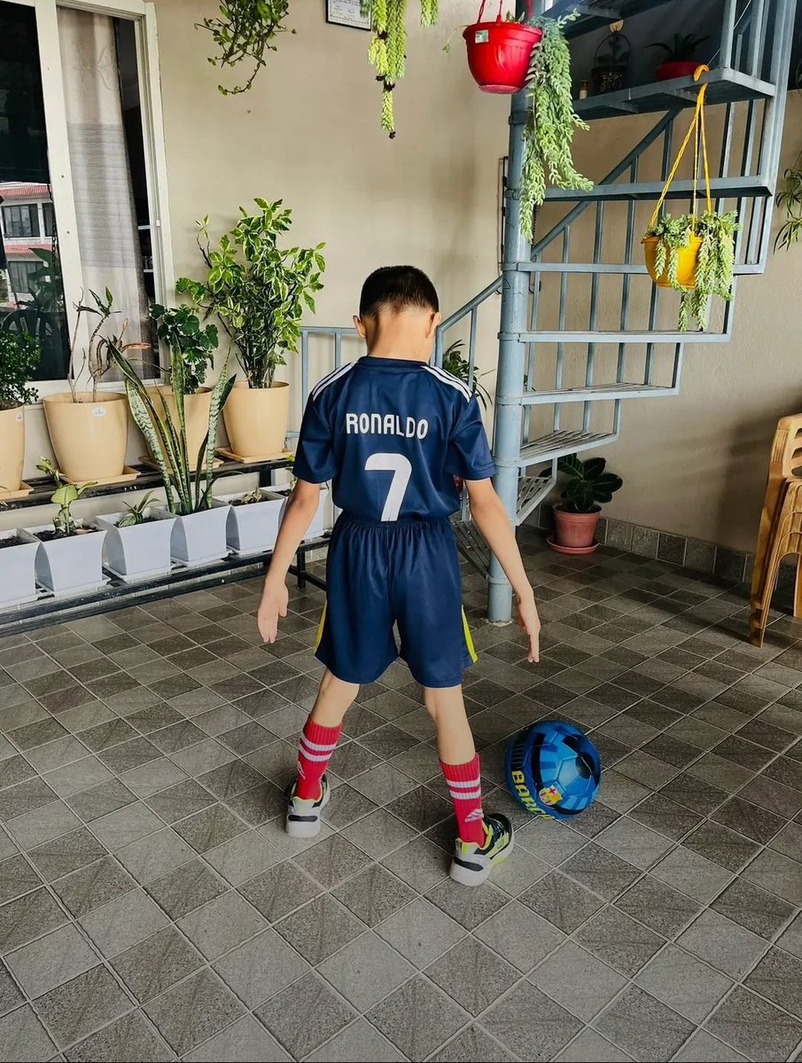 Ronaldo jersey 🐐
Barca ball 👀