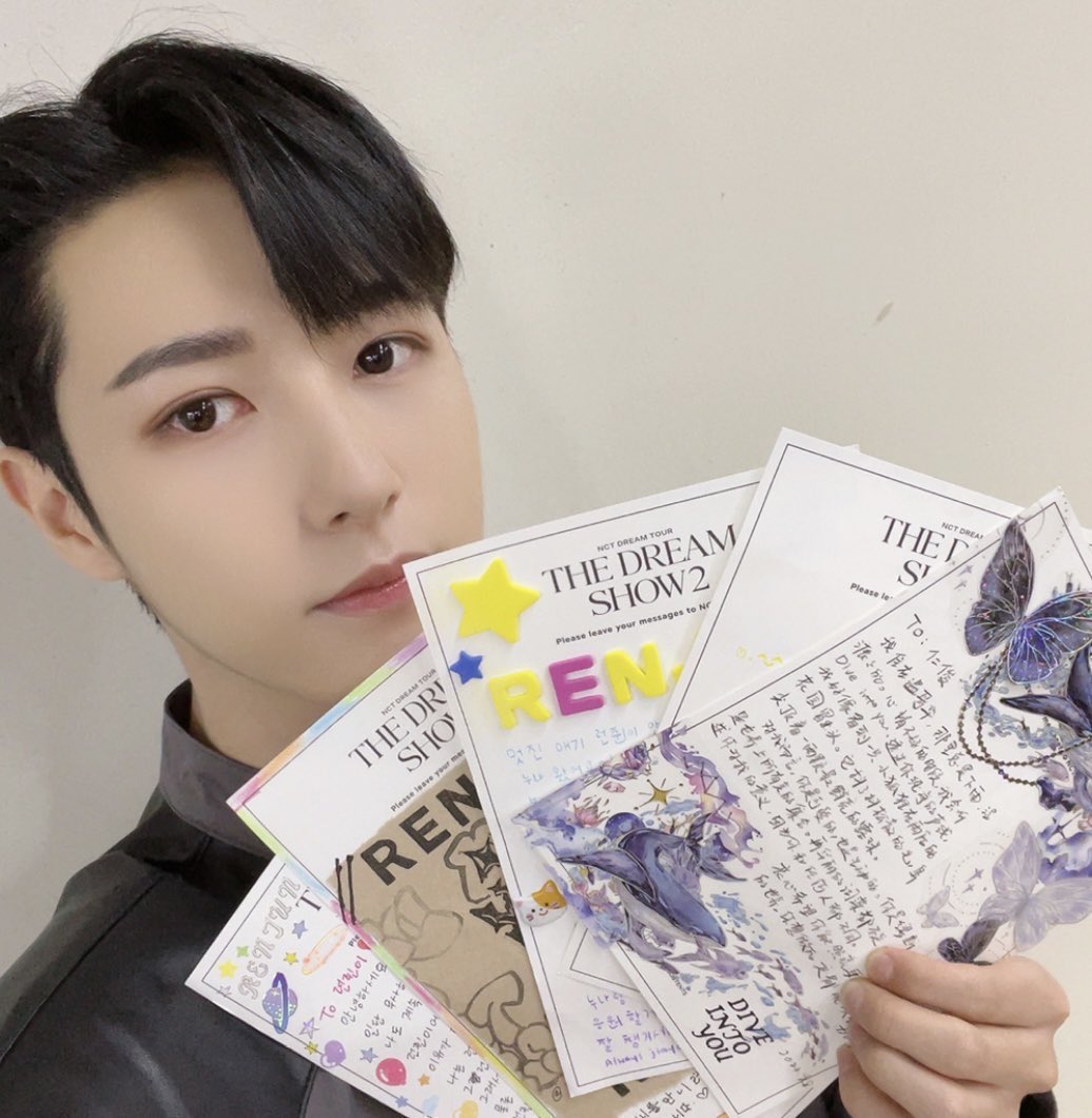 muing3to3's tweet image. 런쥔이 글로벌 패키지 팬레터 셀카들,,,
정말 잘생겻다,,,🫵🫵🫵🦊💕