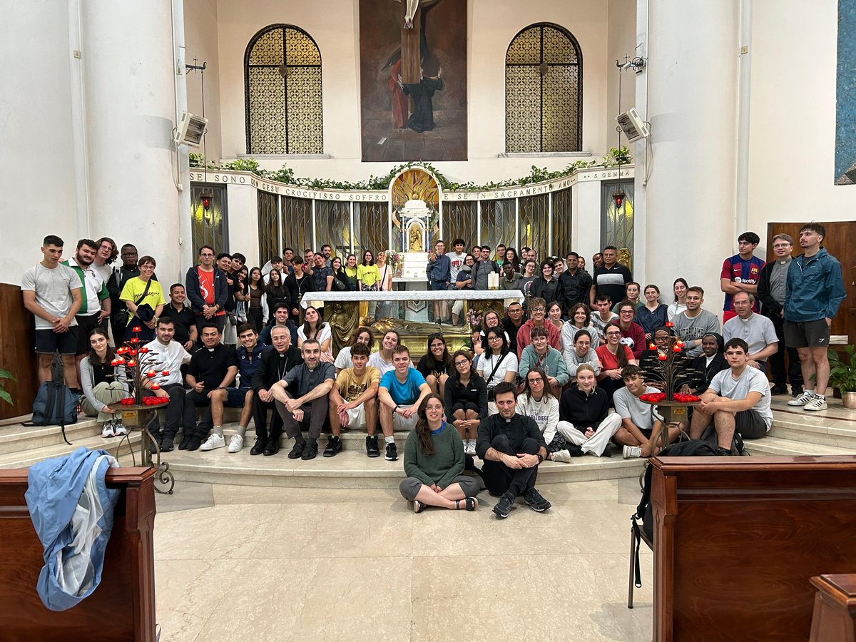 Un nombrós grup de joves del #bisbatsolsona són a Roma amb motiu del Jubileu juntament amb els joves del bisbat de Vic. Dimecres s'hi afegirà el bisbe Francesc! Bon pelegrinatge a tots!!