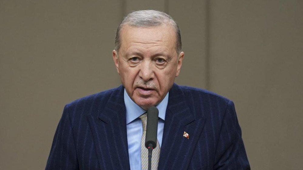 Özgür Özel'den "itfaiyecilik, büyükşehirlerin işidir" diyen Cumhurbaşkanı Erdoğan'a: 
 
Hayatımda duyduğum en büyük yalan. Büyükşehirlerin ormanlarda yetkisi yok.