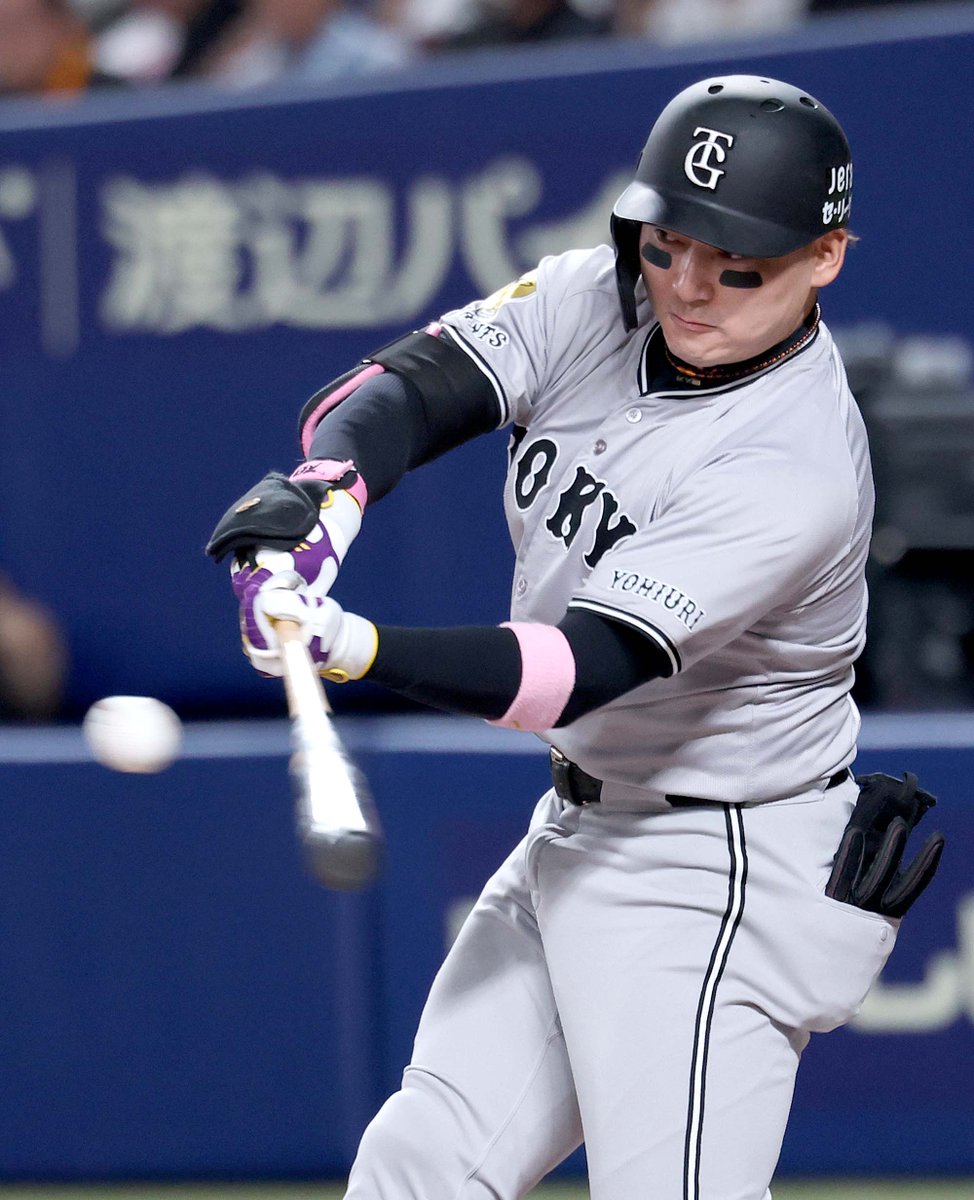 TokyoGiants's tweet image. 【一軍】vs 中日
バンテリンドーム
(一回) G 3-0 D
丸佳浩選手が安打、泉口友汰選手が死球で出塁し1死一、二塁から、キャベッジ選手の3ランホームランで先制!
#新風 #ジャイアンツ