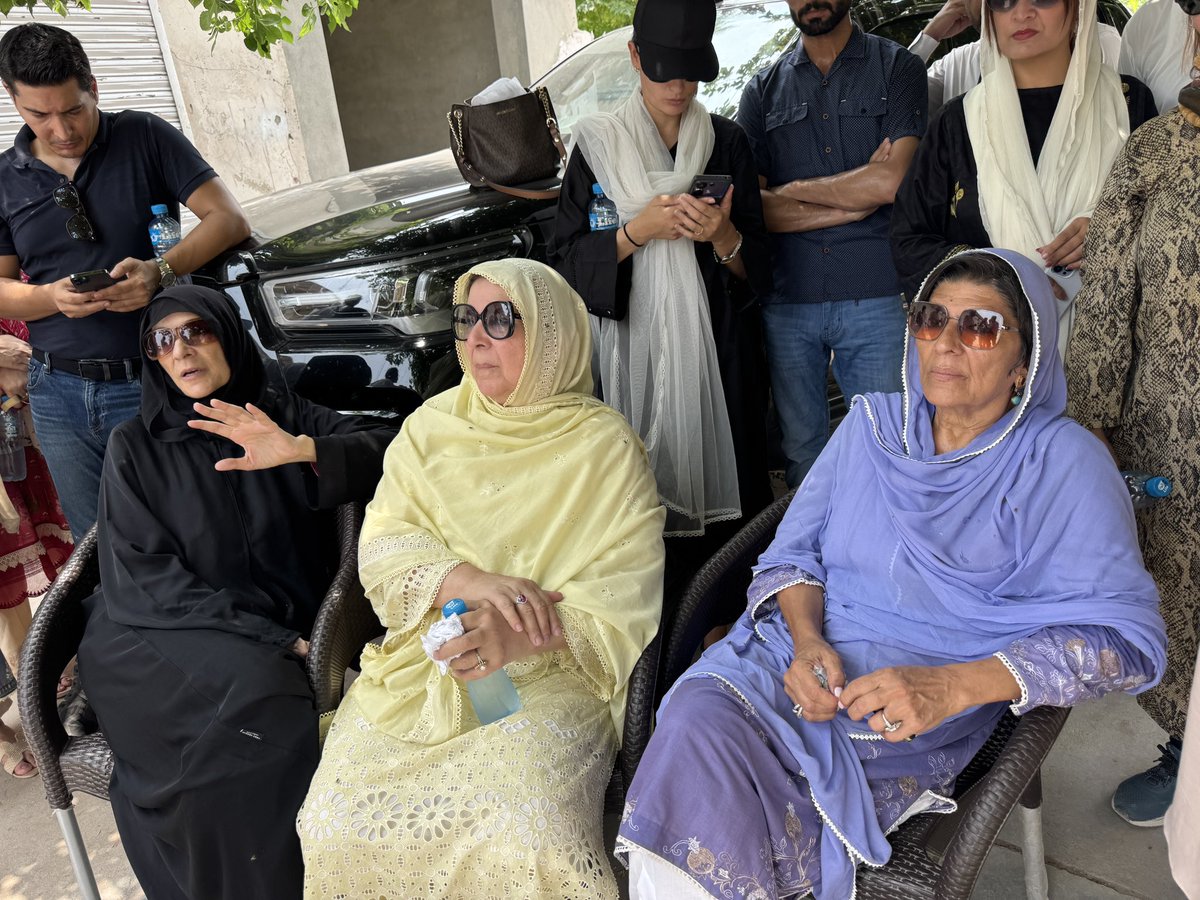 عمران خان کی بہنیں اڈیالہ جیل کے باہر موجود