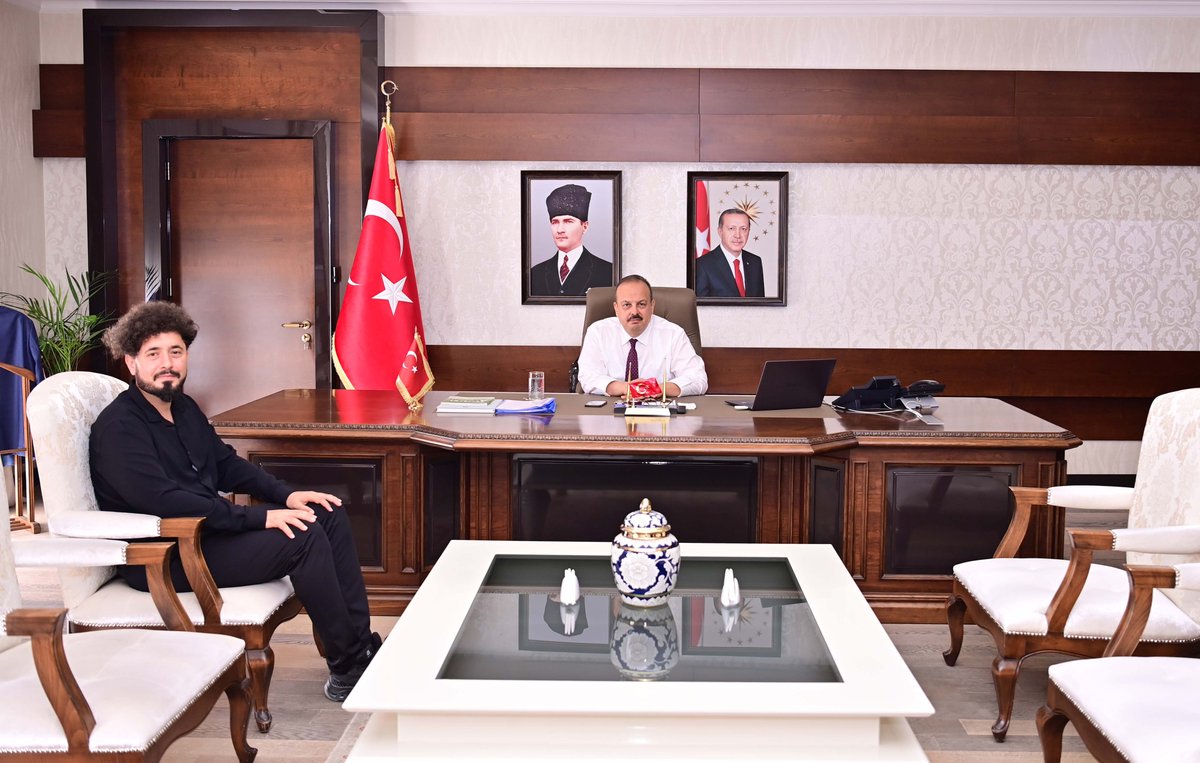 T.C. Aydın Valiliği (@aydinvaliligi) on Twitter photo Türkiye Gençlik Vakfı (TÜGVA) Aydın İl Temsilcisi Yunus Kaya,
Vali <a href="/YakupCanbolat/">Yakup CANBOLAT</a>'ı makamında ziyaret etti. Türkiye Gençlik Vakfı (TÜGVA) Aydın İl Temsilcisi Yunus Kaya,
Vali <a href="/YakupCanbolat/">Yakup CANBOLAT</a>'ı makamında ziyaret etti.
