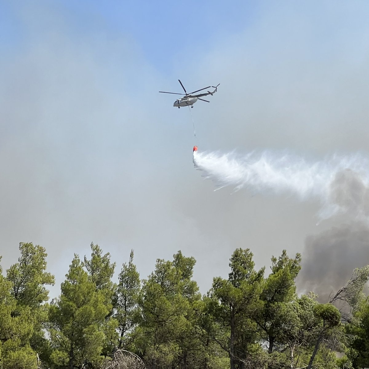 🇲🇰🔥North Macedonia is grappling with complex wildfires affecting the entire country. 

In response, 🇦🇹 🇫🇷 🇸🇮 have offered to deploy firefighters via the #EUCivilProtection Mechanism to help battle the flames.

We have also mobilised a helicopter from the #rescEU fleet in 🇨🇿.