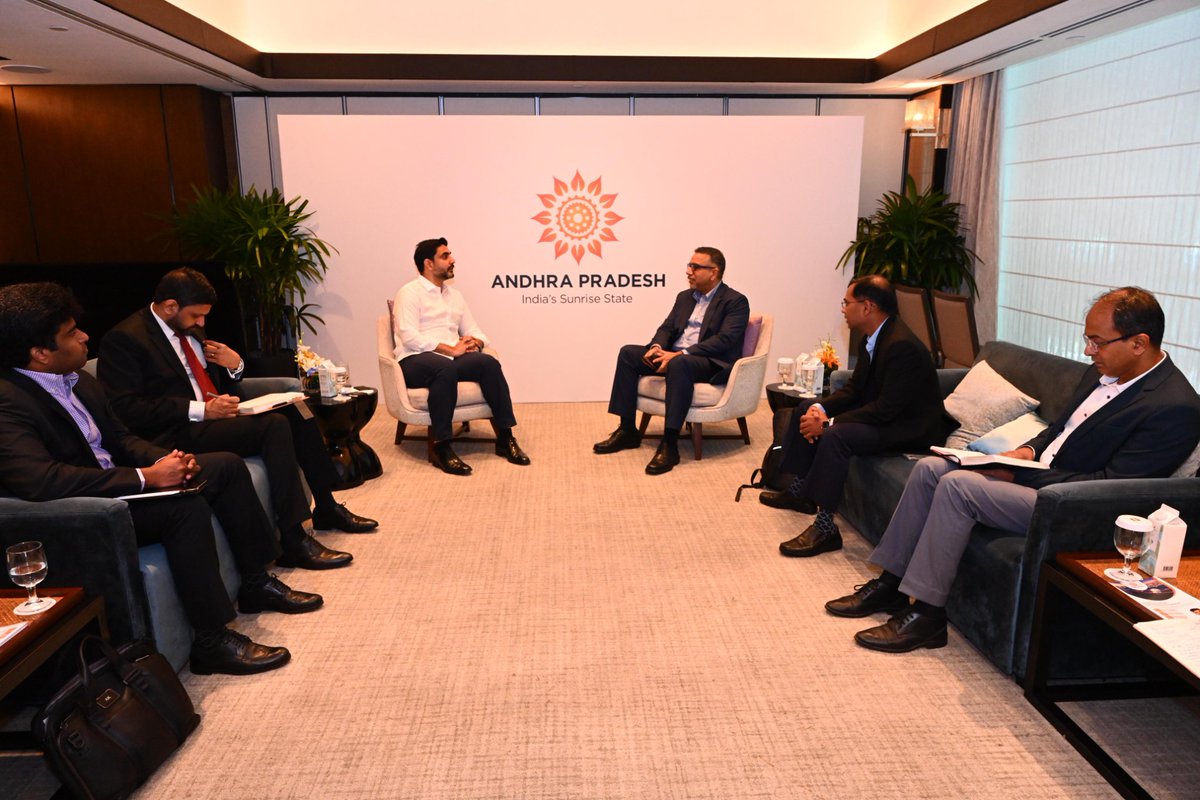 Knowledgeofap's tweet image. Carrier ED Arun Bhatia met Minister @naralokesh
in Singapore to discuss Carrier HVAC use in #Amaravathi  and #Vizag smart city projects.They also discussed cold chain hubs in tier-2 &amp;amp; tier-3 cities for farm produce, pharma and food storage. #AndhraPradesh #VisakhapatnamCity