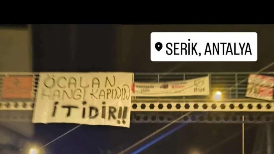 HaberMOD's tweet image. A Parti Gençlik Kolları, Türkiye'nin dört bir yanını "Öcalan hangi kapının itidir!" pankartlarıyla donattı.
