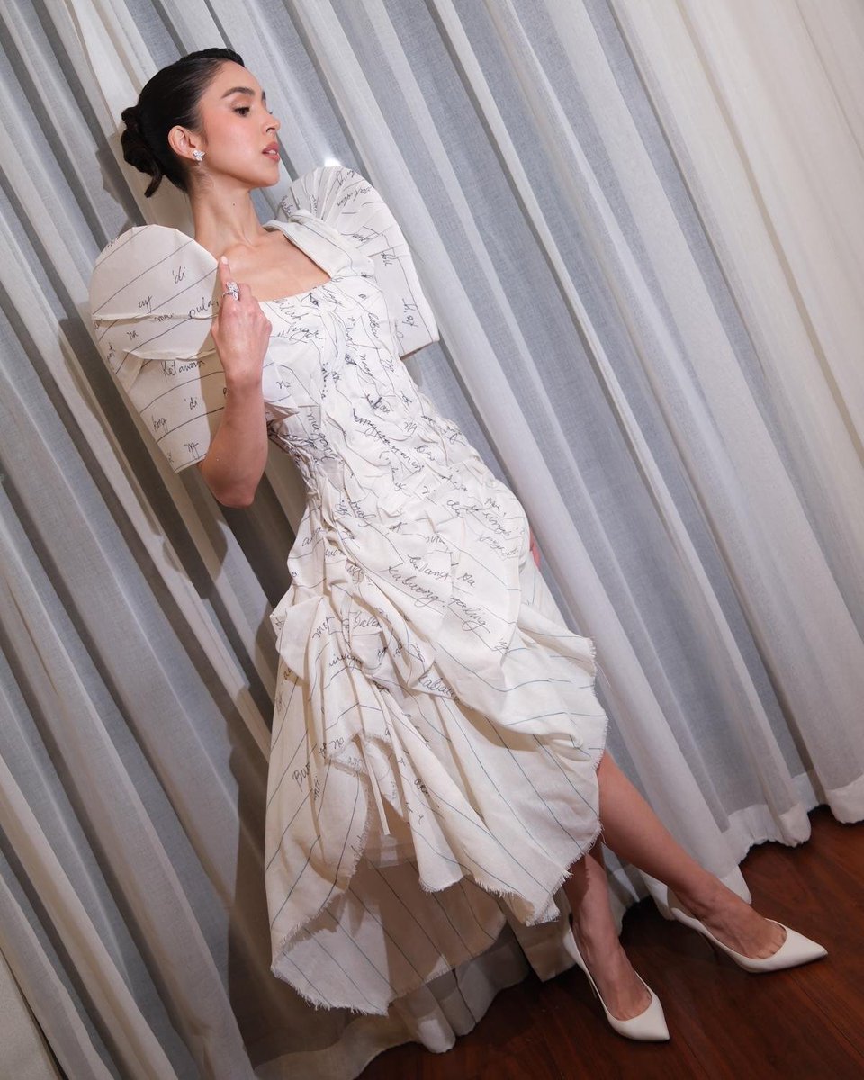 Worn by #JuliaBarretto, and #MichelleDee, the piece reimagines the Filipiniana as a modern heirloom. Read: tinyurl.com/2sjpa5zf

📸: @styledbycath, <a href="/ryujishiomitsu/">Ryuji Shiomitsu</a>