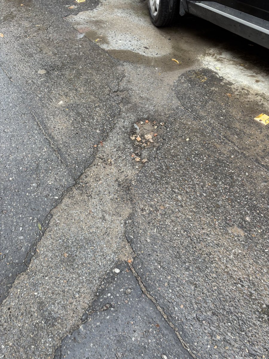 dkapoor1987's tweet image. @MCD_Delhi @airtelindia @sunilbmittal @Airtel_Presence

The recent fiber work in Pocket A, Sukhdev Vihar has left the area in a terrible state. Roads have been dug up and poorly restored, causing inconvenience and safety hazards. Requesting immediate action on post-digging repair