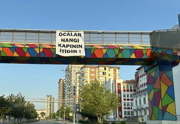 HaberMOD's tweet image. A Parti Gençlik Kolları, Türkiye'nin dört bir yanını "Öcalan hangi kapının itidir!" pankartlarıyla donattı.
