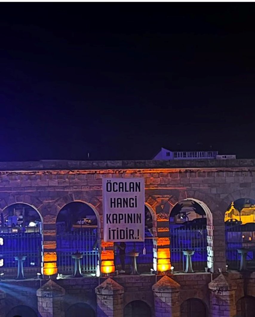 HaberMOD's tweet image. A Parti Gençlik Kolları, Türkiye'nin dört bir yanını "Öcalan hangi kapının itidir!" pankartlarıyla donattı.