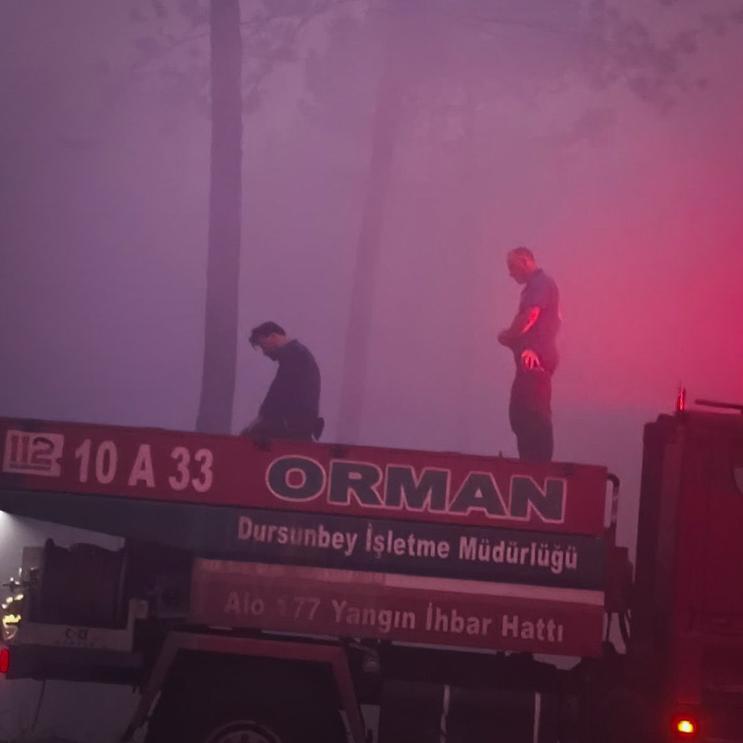 Bursa'da yangınla mücadele eden kahramanlar, sabah namazlarını itfaiye aracının üstünde kıldı