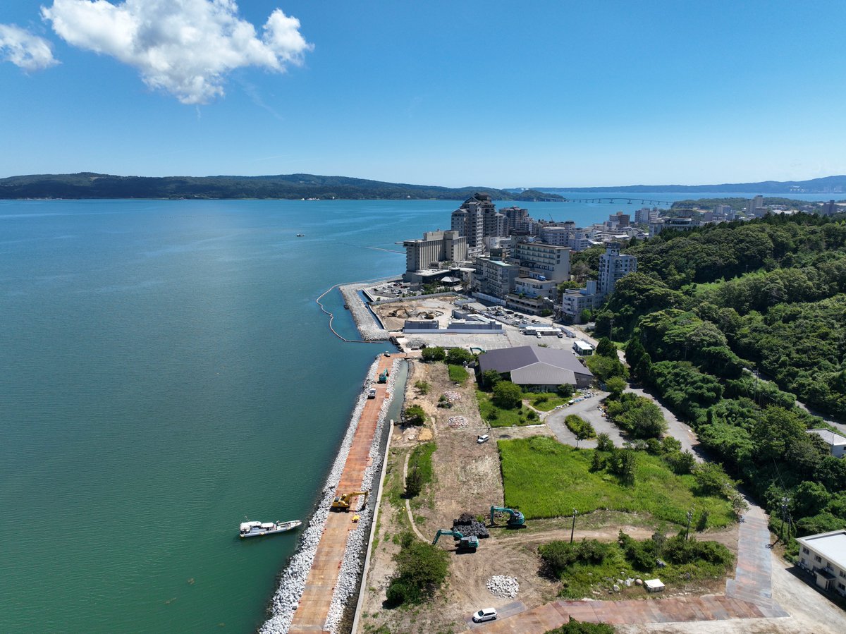 令和7年7月29日、能登半島地震で被害を受けた和倉温泉の海岸護岸について、護岸と旅館建物の復旧を同時に進めるため、海側に仮設道路を設置し、現在、護岸の取壊し作業を行っています。和倉温泉の1日も早いなりわい再生に向け、整備を進めます。 #能登半島地震 #災害復旧 #復興 #和倉温泉 #旅館再建