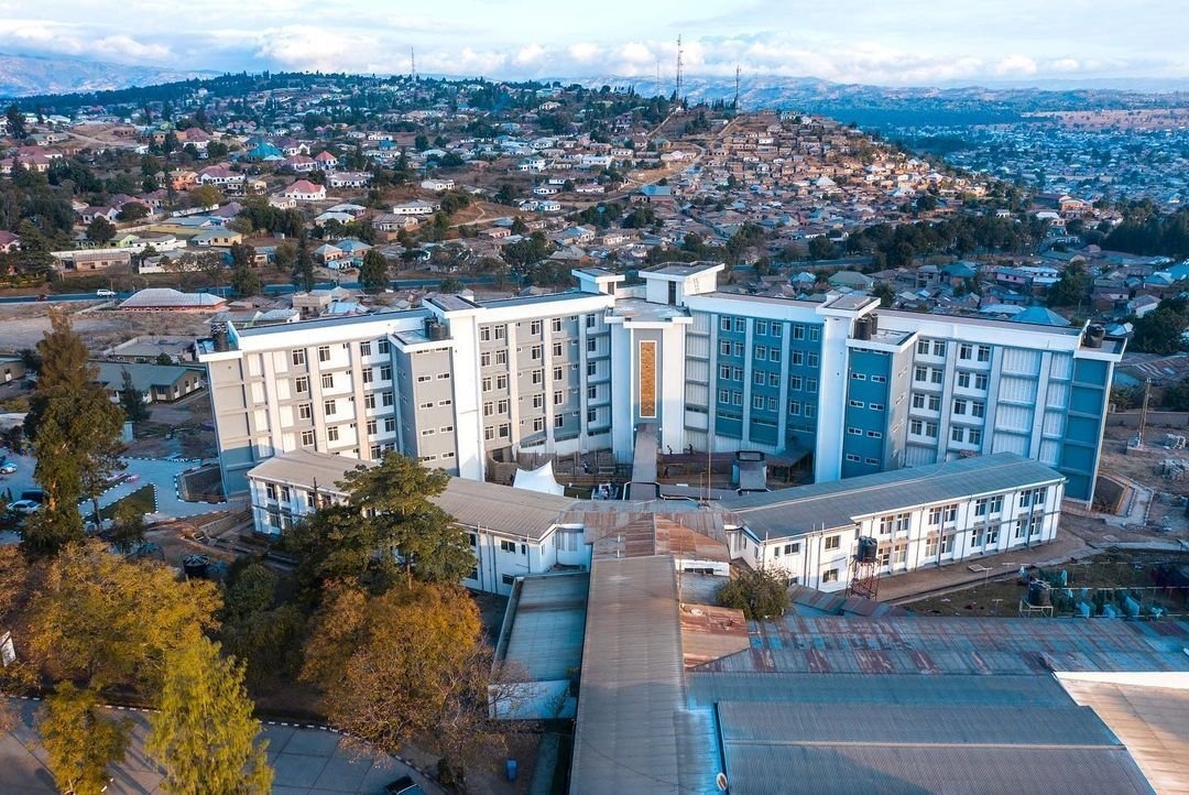 🏥 Jengo la Mama na Mtoto, Hospitali ya Rufaa ya Kanda Mbeya (Meta)

Ni moja ya majengo yaliyojengwa kwenye hospitali 7 za kanda.

Majengo haya yameboresha huduma ikiwa ni utekelezaji wa azma ya Mama kuendelea kupunguza vifo vya uzazi.

#OktobaTunatikiSamia
