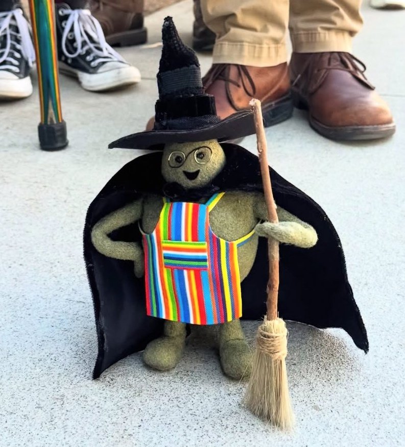 guys tiny chef cosplayed elphaba at the comic con 😭💚