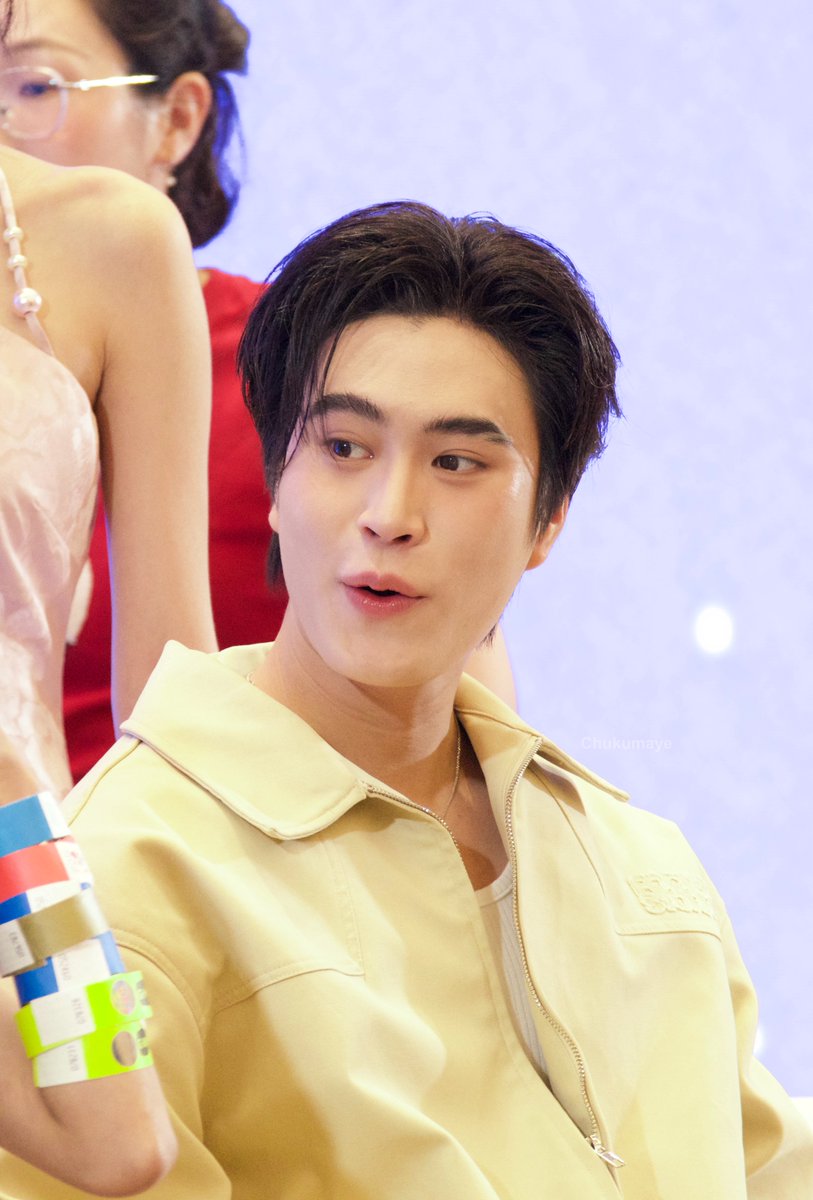 chukumaye's tweet image. อันนี้น่าจะตอนคุยกับฟคที่โชว์ริชแบรนด์เต็มแขน
// น่ารักจุ๊บจิ้บมากก
#Gemini1stFMinShanghai
#Gemini_NT #เจมีไนน์ @gemini_ti