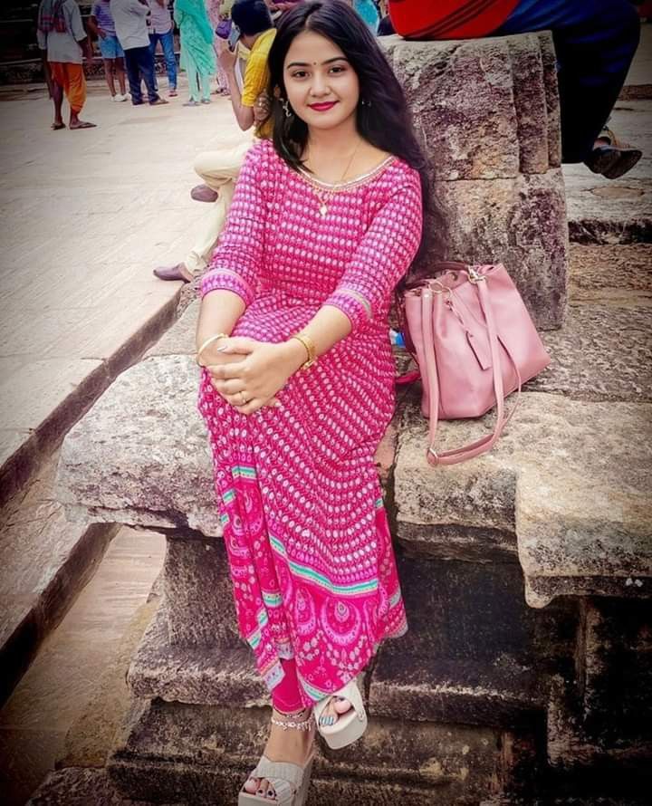 "क्या गुमान करु मैं मेरी हैसियत पर ,
जब सांसों का कुछ पता ही नहीं ।।"

अपना जीवन इतना सामान्य रखो कि कोई आपसे बात करे और आपकी बाते सुने ।।