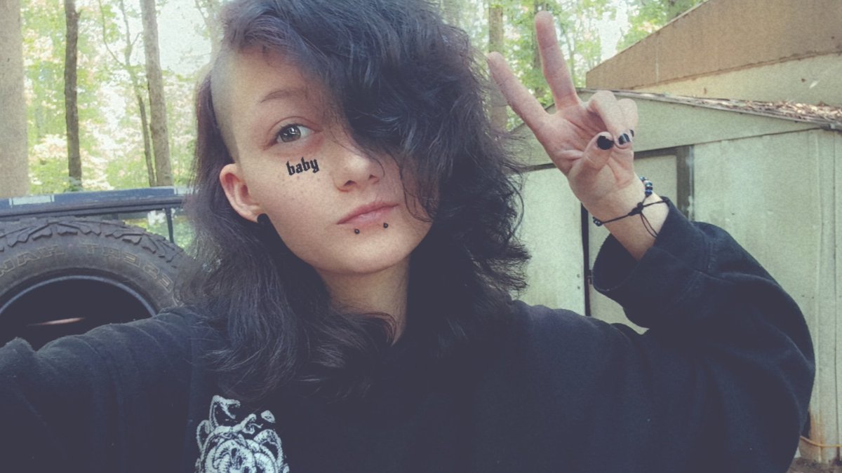 Lil_Shroomy420's tweet photo. Shaved my side and dyes my hair black^^
Tbh I feel much better about myself and feel more like me hehe
#emo #emoboy #emogirl #ftm #emotransboy #transnonbinary #transgender https://t.co/bG0lTywILJ