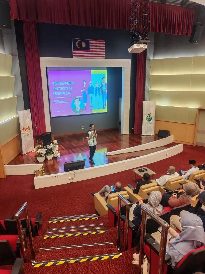 “Hello Doctors” was successfully held at Hospital Rehabilitasi Cheras with Dr Selva (MMA Wilayah) and 40 MO/specialists in attendance. Dr Sivabalan led an engaging session after En Hazmi’s intro. Special thanks to HRC Director Dr Faizul Nizam for his full support!