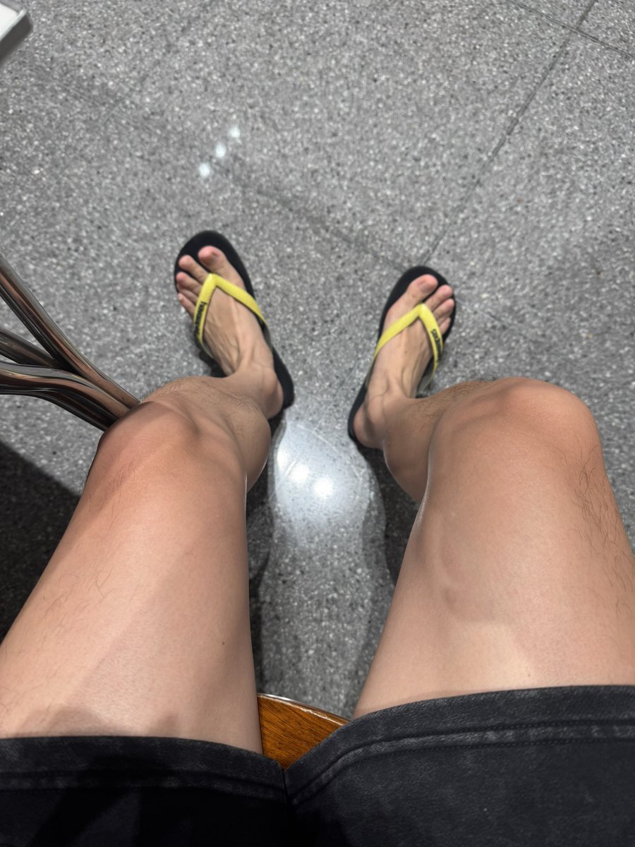 jiuwopeach's tweet photo. 天晴了这个穿搭有点尴尬😅
华贸写字楼穿拖鞋的不多😅 https://t.co/gTlqvNy8Ji