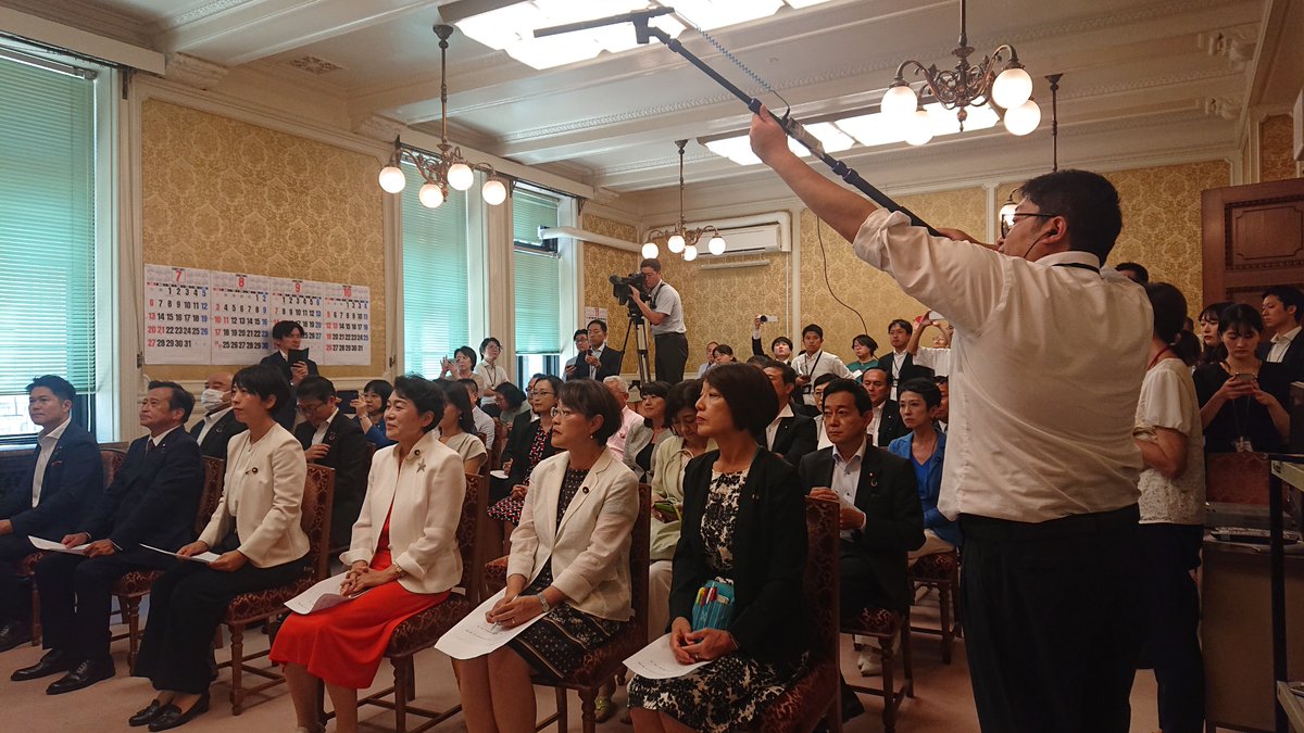TeamSugioHideya's tweet image. 今日は午前中から国会に来ています。参議院議員総会の冒頭で水岡会長が挨拶。「今回の選挙は惨敗だった。数は現状維持だが、自公両党が大幅に数を減らしたのに我々が受け皿になれなかった。とくに現職の6人の仲間を失ったことは痛恨だ」と厳しく指摘しました。今後党として選挙総括が必要。