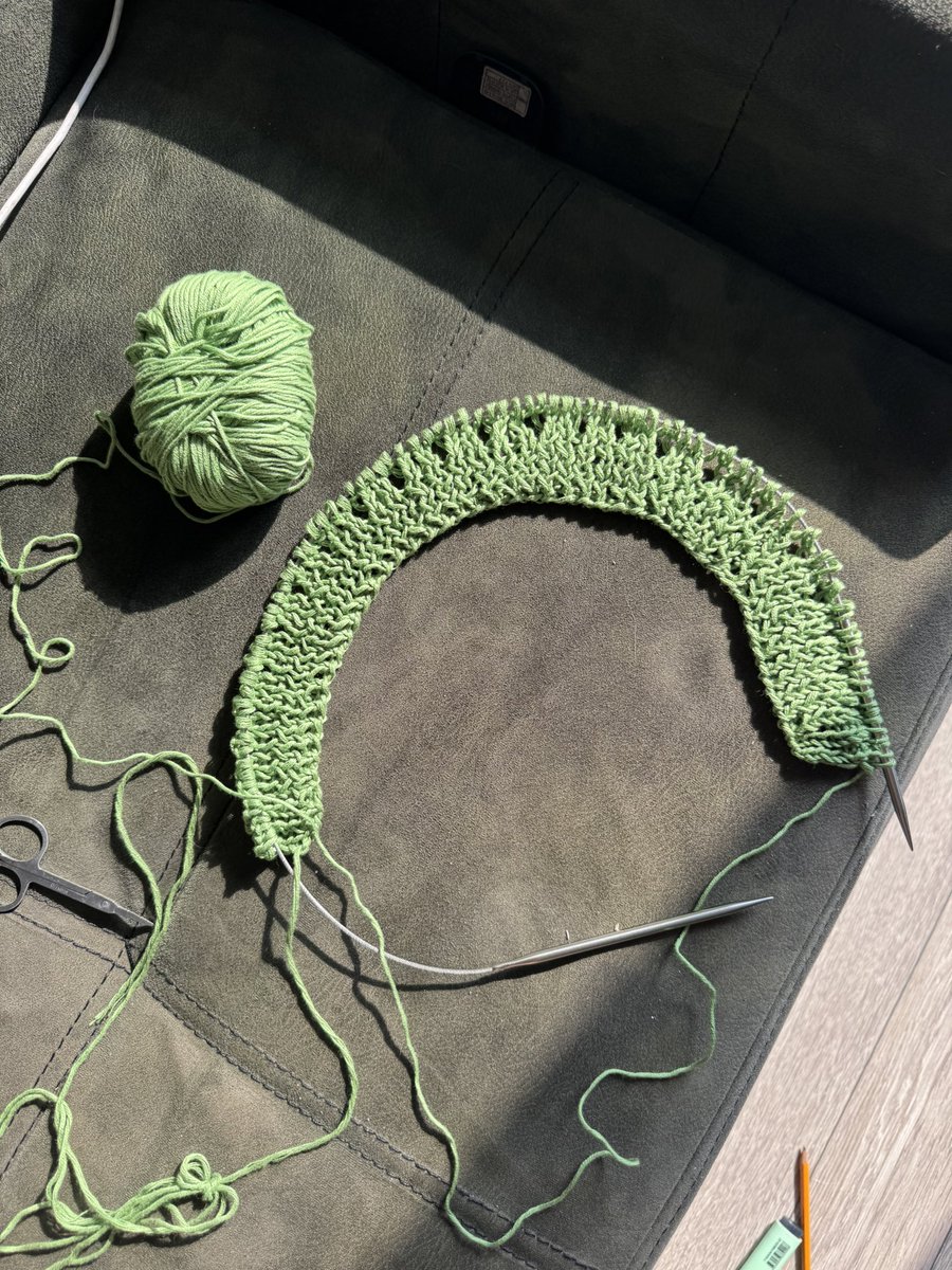_pixelpeach_'s tweet photo. I bought some yarn in a stunning color and needles just like real knitters use.

Now I feel like a grown-up — knitting with proper needles! And if I have enough patience, I’ll end up with a sweater like the one in the photo. I’ve already started… and even unraveled it once 😅 https://t.co/64GXRk1Auh