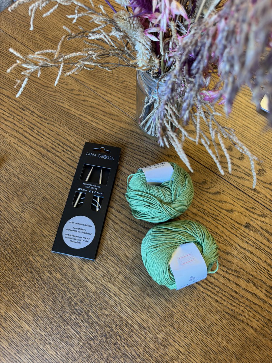 _pixelpeach_'s tweet photo. I bought some yarn in a stunning color and needles just like real knitters use.

Now I feel like a grown-up — knitting with proper needles! And if I have enough patience, I’ll end up with a sweater like the one in the photo. I’ve already started… and even unraveled it once 😅 https://t.co/64GXRk1Auh
