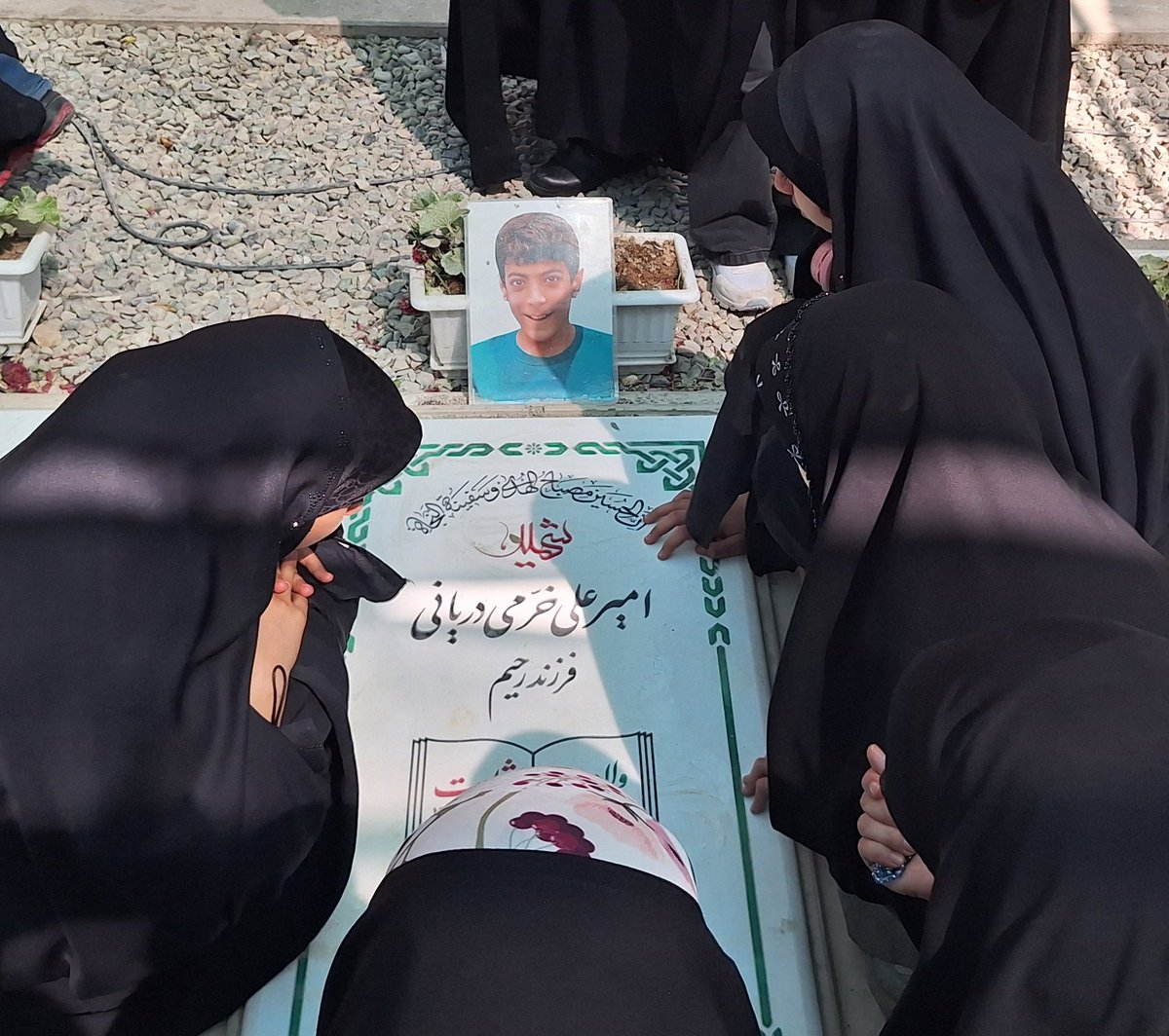 Nick_1824's tweet image. بر مزار #لشگر_فرشتگان_ایران
کودکانی که نه سردار و سرلشگر بودند نه دانشمند هسته‌ای و هنوز برای کودکی فرصت می‌خواستند.