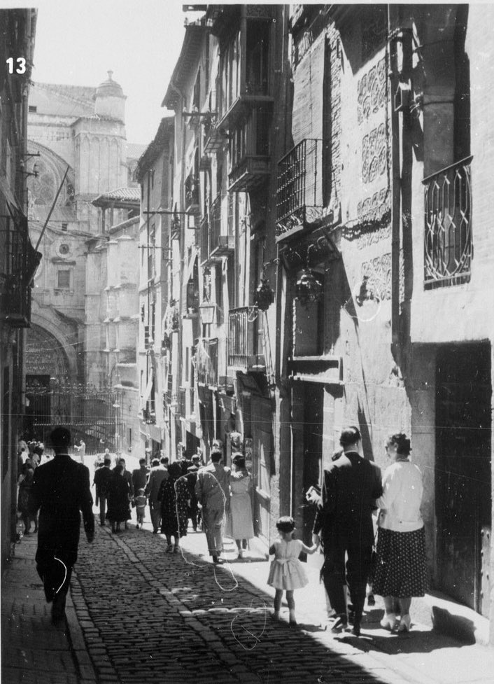 Calle Chapinería o de la Feria en Toledo hacia 1955 fotografiada por Walter Schröder © Bildarchiv Foto Marburg