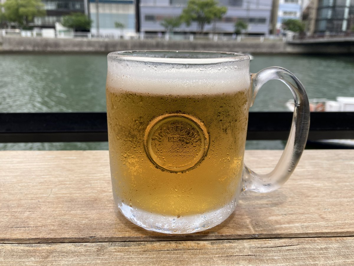 junspubforest's tweet photo. The maximum temperature in the Tokyo area today is 36 degrees, and the sun is so strong outside that we might get burned🔥
I can’t concentrate on my work, so I’m drinking beer in the shade🤣🍻
#beer #appetizer #japanesefood https://t.co/HQPcZ6ZsGP