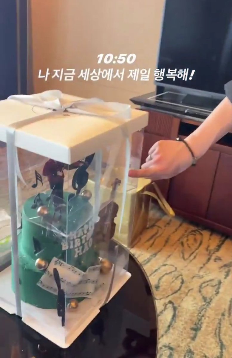 here4Hao's tweet image. Zhang Hao got 2 birthday cakes from Gucci ♡
they love him so much 🥹