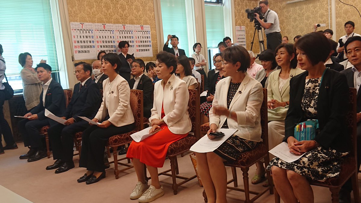 TeamSugioHideya's tweet image. 先の選挙は我々にとって厳しい結果となりましたが、それでも新人6人、元職3人が新たに会派に加わりました。蓮舫さん、森ゆうこさん、泉房穂さん、吉田ただともさんらに、社民党のラサール石井さんも。また、宮崎の山内かなこさんなど有望新人も多いので、皆さん今後の国会論戦にご期待下さい。