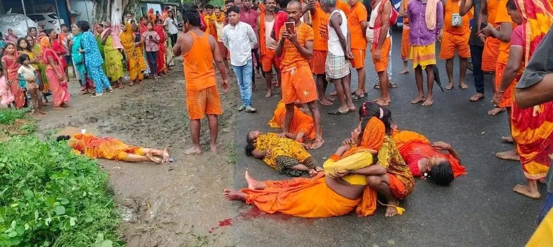 देवघर के मोहनपुर थाना क्षेत्र के जमुनिया चौक के समीप ट्रक और बस में भीषण टक्कर कई कांवरिया की मौत 
#NagPanchmi 
#BreakingNews‌