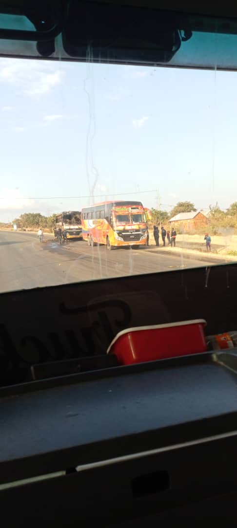 Adventure_36's tweet image. Usiku wa kuamkia leo basi la kampuni ya Kandahar Investment lililokuwa linatoka Mpanda kuelekea Arusha limewaka moto maeneo ya kijiji cha Kiongozi uko Babati.
Poleni sana jamani