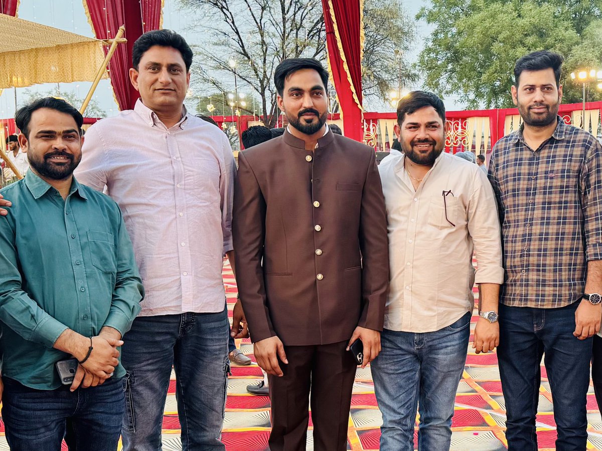Rajendra Dhirajpura (@rajendraburdak_) on Twitter photo राजस्थान विश्वविद्यालय लॉ कॉलेज के पूर्व छात्रसंघ अध्यक्ष व #ABVP से राजस्थान विश्वविद्यालय छात्रसंघ अध्यक्ष प्रत्याशी रहे भाई <a href="/iAmitBadbadwal/">Amit Badbadwal</a> जी को जन्मदिवस की हार्दिक बधाई एवं शुभकामनाएँ।
परमात्मा से आपके उत्तम स्वास्थ्य एवं दीर्घायु जीवन की करता हूँ। राजस्थान विश्वविद्यालय लॉ कॉलेज के पूर्व छात्रसंघ अध्यक्ष व #ABVP से राजस्थान विश्वविद्यालय छात्रसंघ अध्यक्ष प्रत्याशी रहे भाई <a href="/iAmitBadbadwal/">Amit Badbadwal</a> जी को जन्मदिवस की हार्दिक बधाई एवं शुभकामनाएँ।
परमात्मा से आपके उत्तम स्वास्थ्य एवं दीर्घायु जीवन की करता हूँ।