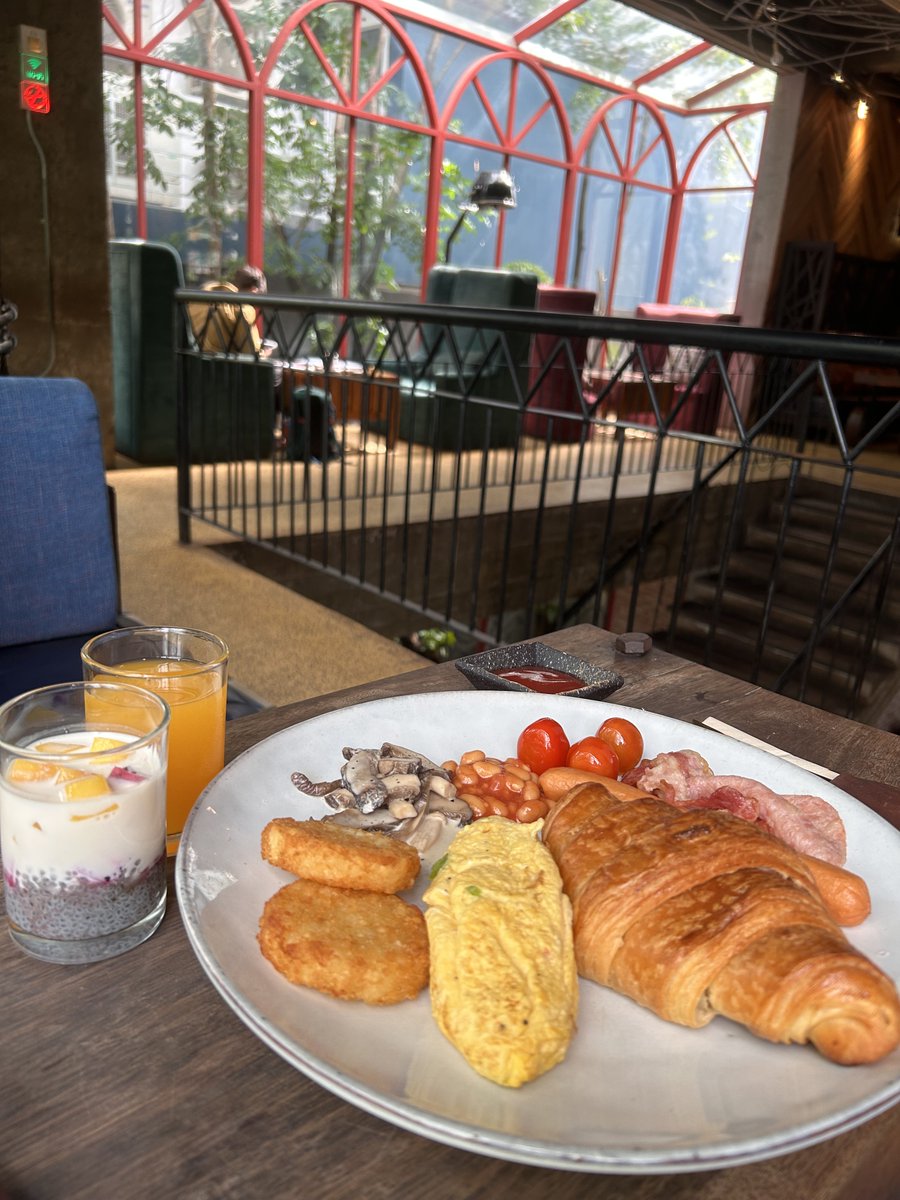 CambodiaNote's tweet image. カフェでブレックファスト🥐