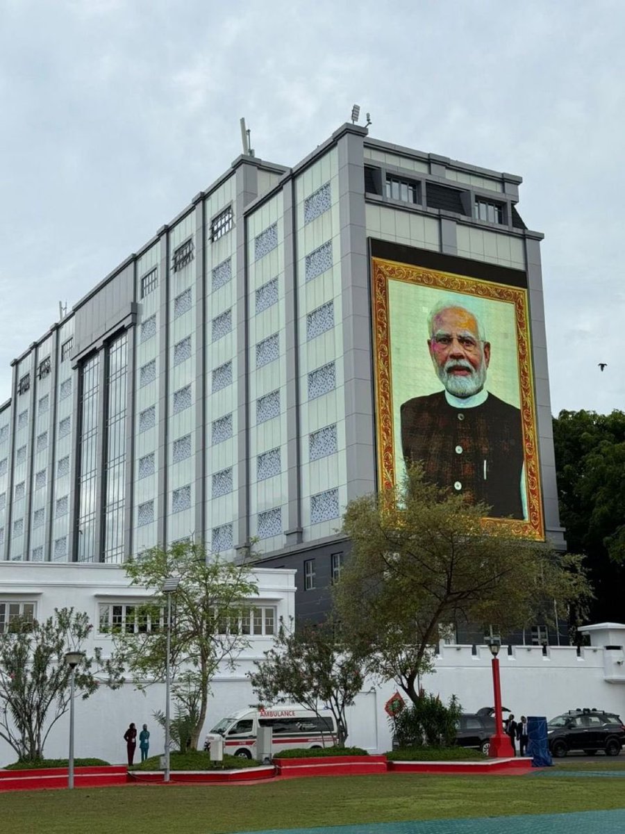 v_shrivsatish's tweet image. A powerful image echoing India’s rising global influence under Hon’ble PM @narendramodi ji.
In Malé, the Ministry of Defence stands proudly adorned—reflecting trust, partnership, and shared vision.
This vibrant display honours the deep-rooted ties between India and the Maldives.…