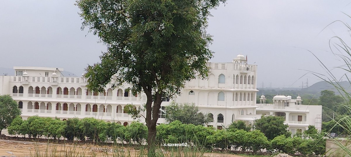 shalinisaxena6's tweet image. यह रूपगढ़ महल है
He : राजा बड़ा गरीब होगा
इससे बड़ी तो कोठियां हैं हमारे ****बाद में
😀
