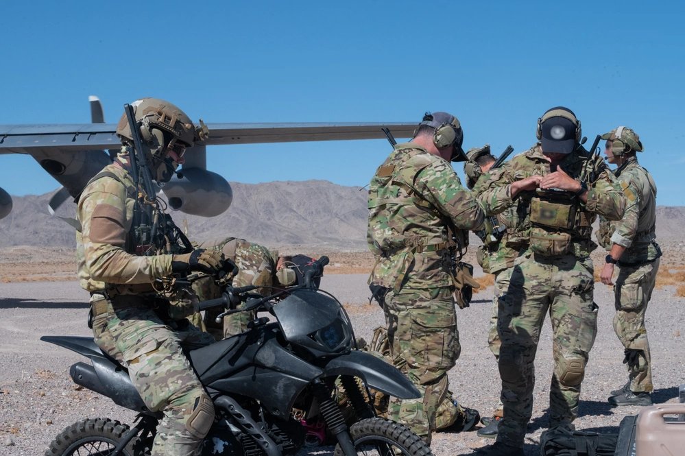 GS5913's tweet image. U.S. Air Force Air Commandos conduct airfield survey
dvidshub.net/image/9223618/…