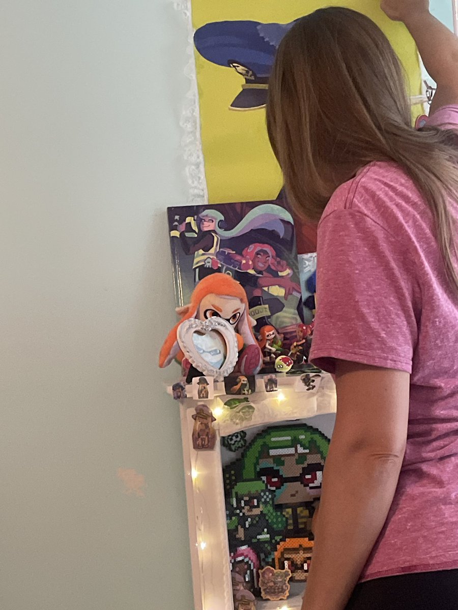 captain3lover's tweet image. my mom looking at my captain 3 shrine