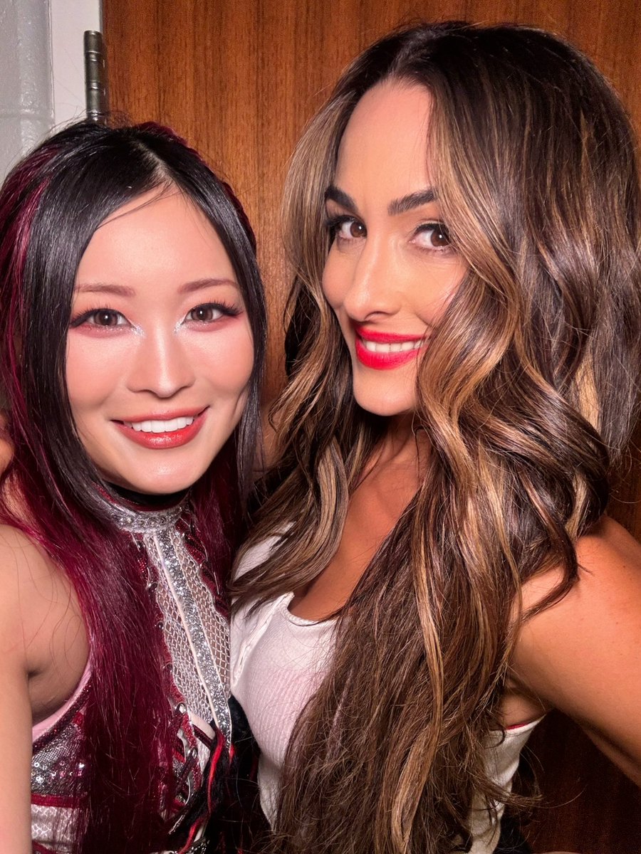 Iyo_SkyWWE's tweet photo. Super duper sweet moment with Nikki!!
Thank you so much @NikkiAndBrie 
👉😆👈💖✨✨✨✨

#WWERaw #BellaArmy https://t.co/9IToMCONhU